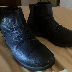 SKECHERS Arya Fresher Trick Women Ankle Boots Black Synthetic Zip Size 8 Med